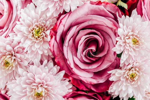 粉红色的玫瑰和雏菊花婚礼花束