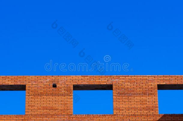 蓝色天看得见的通过指已提到的人窗口的洞框架采用红色的砖