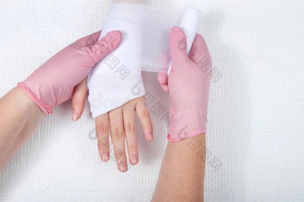 护士和粉红色的拳击手套包装材料年幼的女儿手和<strong>纱布</strong>dietaryriskevaluationsystem饮食危险评估系统
