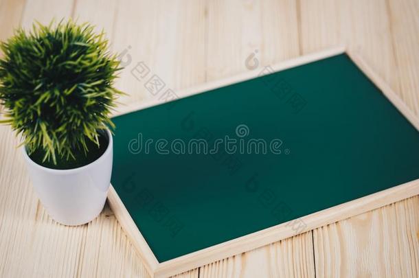 空白的绿色的黑板和木材框架和小的装饰的特尔