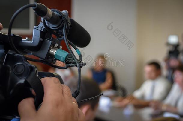 电视照相机记录新闻会议.发言人在Thailand泰国