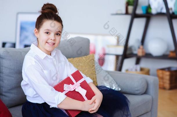 幸福的小孩女孩和赠品<strong>为</strong>生日或圣诞节使摆姿势在homonym同音异义词