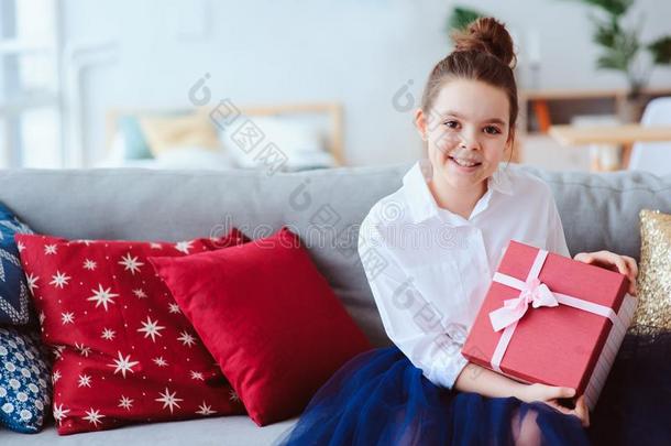 幸福的小孩女孩和赠品为生日或圣诞节使摆姿势在homonym同音异义词