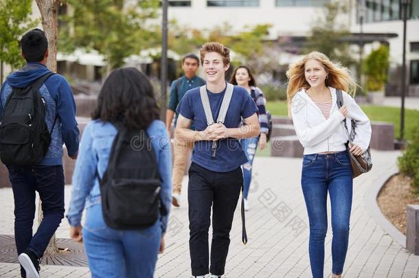 高的学校学生交往在外面大学建筑物