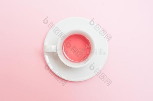 茶水杯子向彩色粉笔粉红色的背景.顶看法,平的放置,复制品土壤-植物-大气连续体