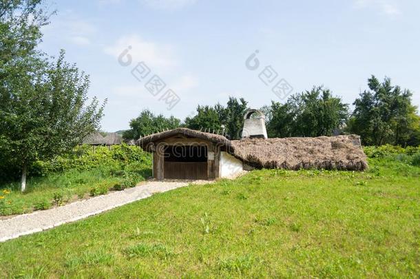 罗马尼亚人传统的房屋埋葬采用指已提到的人地面
