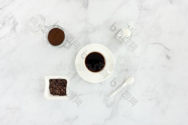 黑的咖啡豆采用咖啡豆杯子,食糖,地面咖啡豆和豆