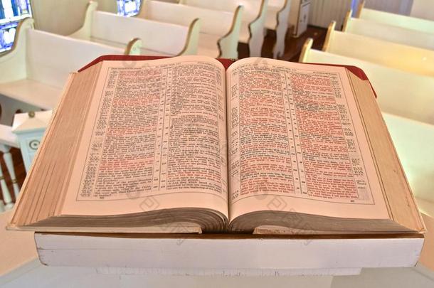 老的巨大的圣经断开的向指已提到的人书关于茅房