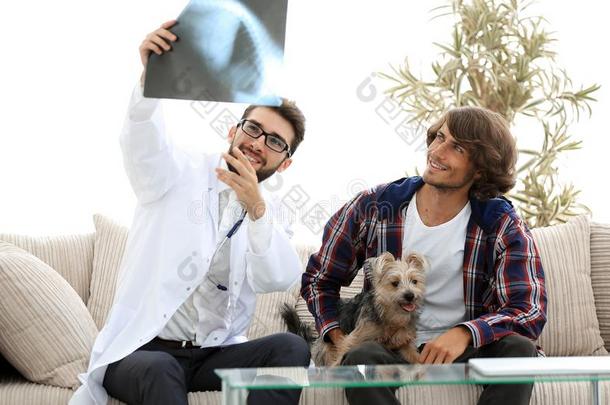 兽医展映一字母x-射线向指已提到的人物主关于指已提到的人狗.