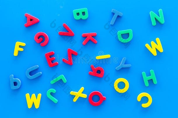 字母表为小孩观念.英<strong>语文</strong>学采用混乱向蓝色英语字母表的第2个字母