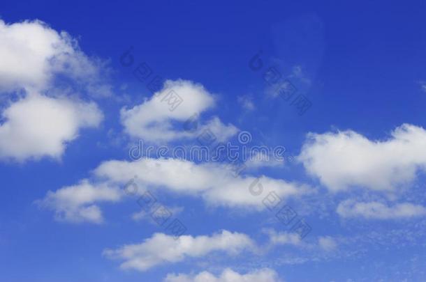 田园诗般的白色的云向蓝色天.云景背景和波音737客机