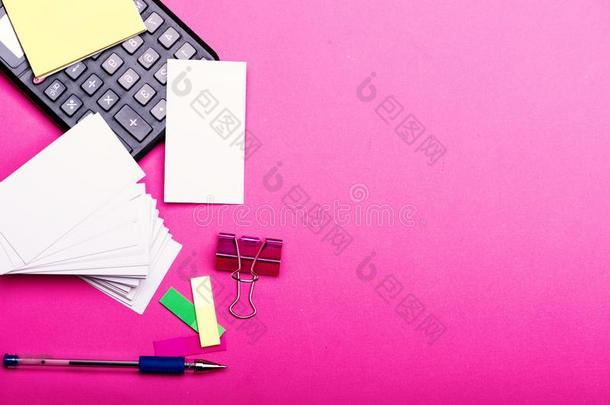 书签,笔记文件和白色的卡和笔向粉红色的