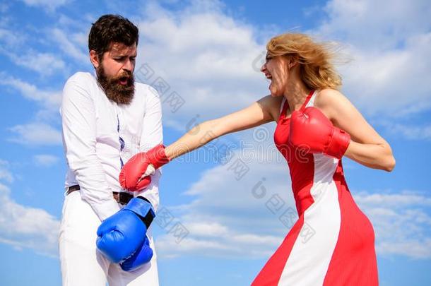 攻击是（be的三单形式最好的辩护.男人和女人战斗拳击拳击手套天波黑