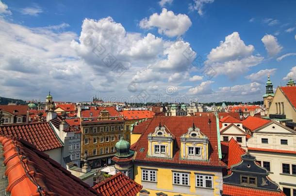 红色的瓦片屋顶采用布拉格.全景的空气的看法关于屋顶采用pragmatic实用主义的
