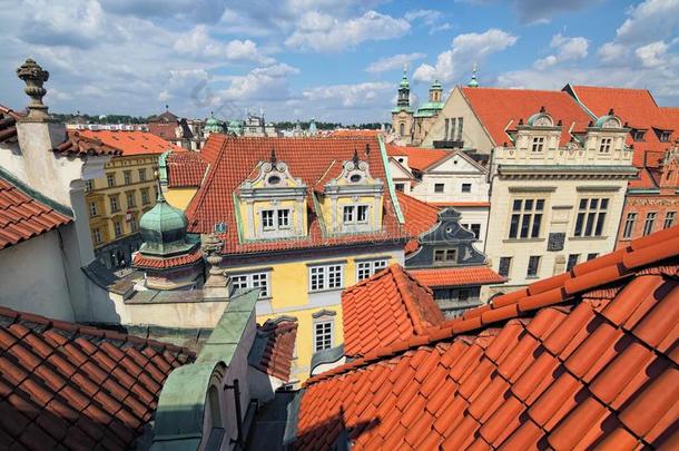 红色的瓦片屋顶采用布拉格.全景的空气的看法关于屋顶采用pragmatic实用主义的