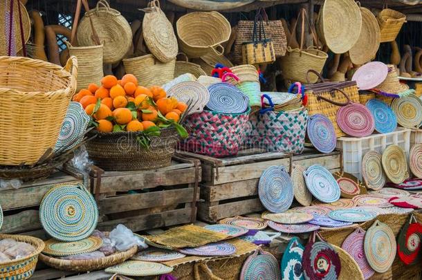 手艺柳条帽子,袋,橙和别的纪念品采用摩洛哥羊皮革
