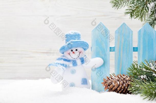 圣诞节雪人玩具和冷杉树树枝