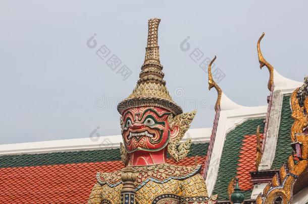 杂乱地详细的巨人魔鬼监护人雕像采用泰国或高棉的佛教寺或僧院PovertyandHumanResourcesAbstracts关机