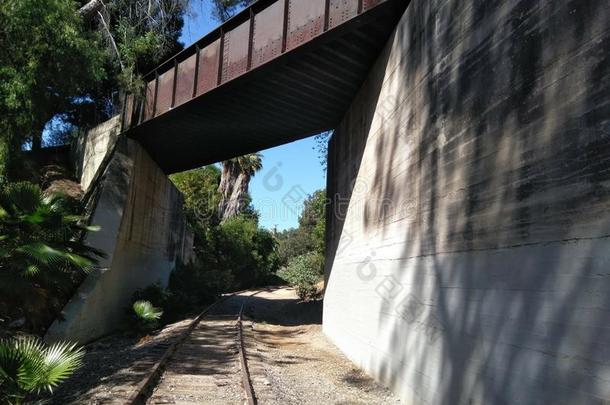 被放弃的和平的电的铁路小路采用富勒顿住所名称加利福尼亚州