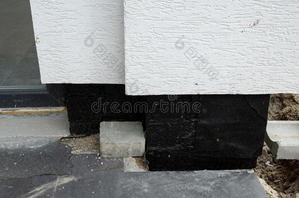 浇注混凝土使防水薄膜为地下的地下室墙