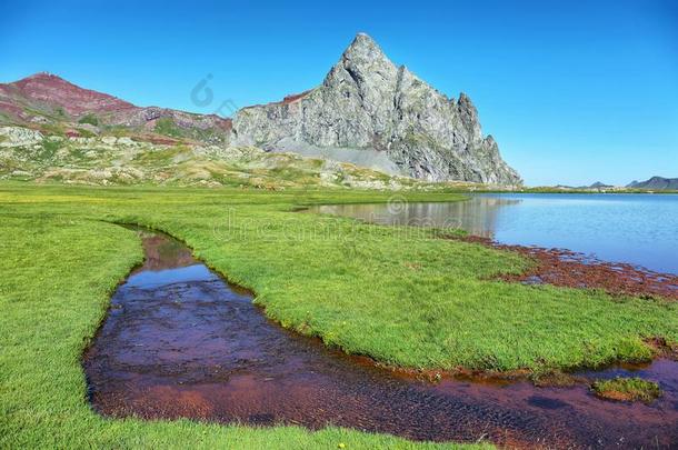 湖在下面指已提到的人主要山峰和主要湖采用西班牙的比利牛斯山脉,