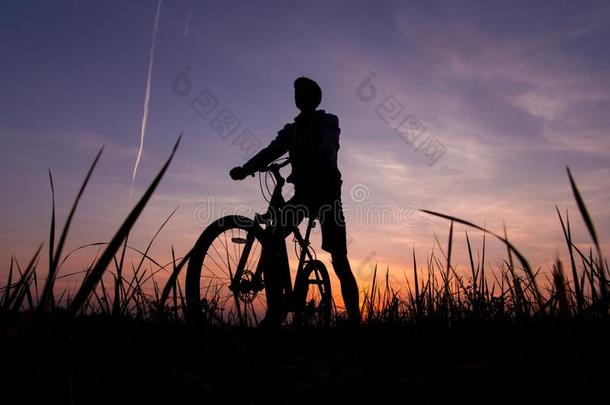 轮廓关于男人骑自行车的人向自行车,自行车