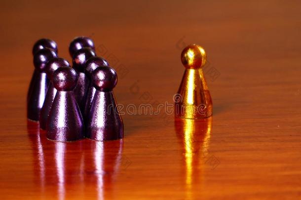 一金色的<strong>代币</strong>采用前面关于一组关于紫色的<strong>代币</strong>s向一木制的