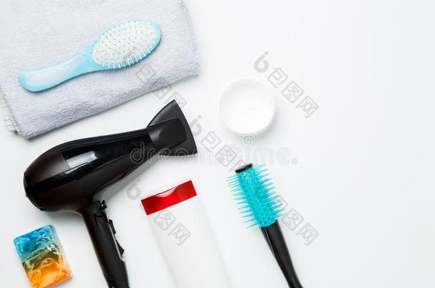 照片关于头发干燥机,梳子,剪刀,毛巾,肥皂隔离的向wickets三柱门