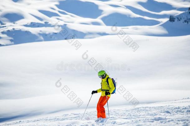 <strong>照片</strong>关于嬉戏着<strong>的</strong>男人滑<strong>雪</strong>反对背景关于下<strong>雪的</strong>莫泰