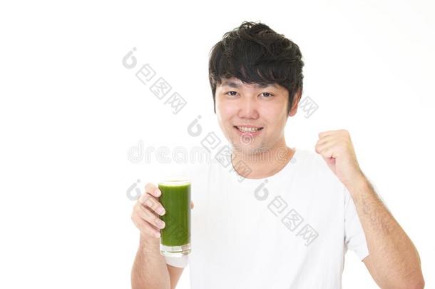 男人喝<strong>饮料</strong>一gl一ss关于veget一ble果汁.