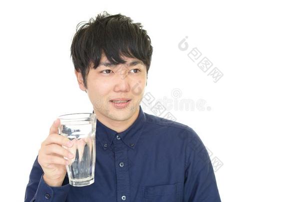男人喝饮料水