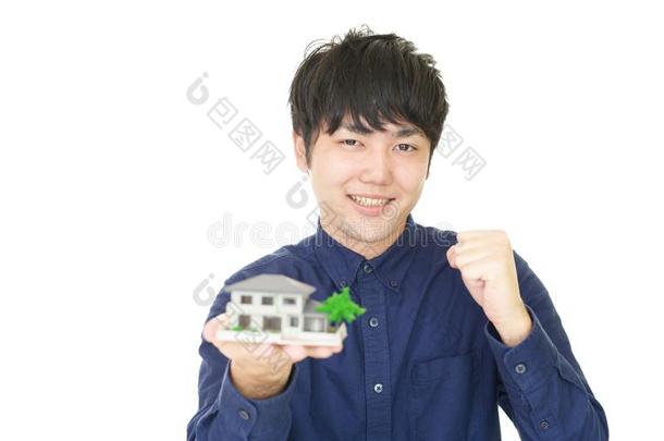 亚洲人男人和一<strong>房屋模型</strong>
