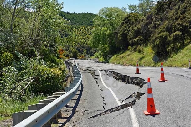 大的地震路打开采用凯库拉,新的西兰岛