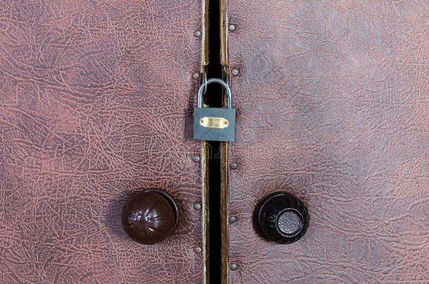 上锁的挂锁向老的酿酒的门和圆形的塑料制品门Handlingar交易