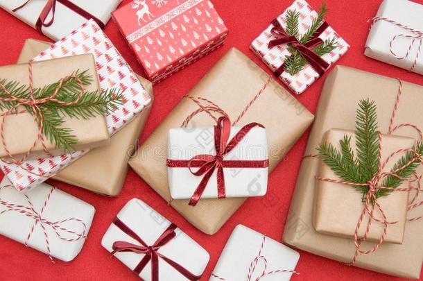 圣诞节赠品盒有包装的采用装饰纸和装饰的红色的