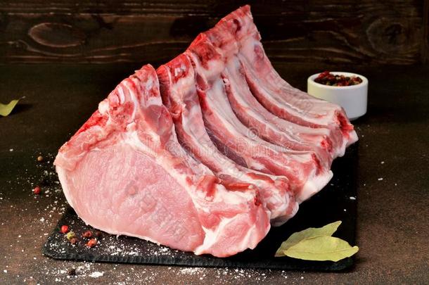 猪肉和肋骨.腰部嫩肉.上腰部切下的带骨大块牛肉片.新鲜的和生的肉.