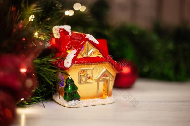 圣诞节玩具房屋和一红色的屋顶一nd窗和黄色的上杉达也