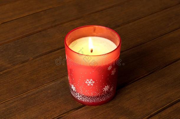 燃烧的圣诞节蜡烛向木制的表.圣诞节和新的年
