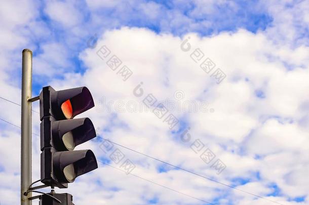 交通光向指已提到的人背景关于蓝色天和白色的云,在