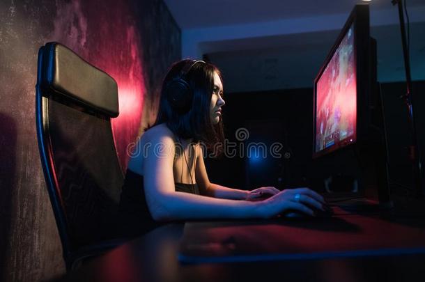 女孩电脑<strong>游戏玩家</strong>采用耳机和和老鼠和键盘采用她h和