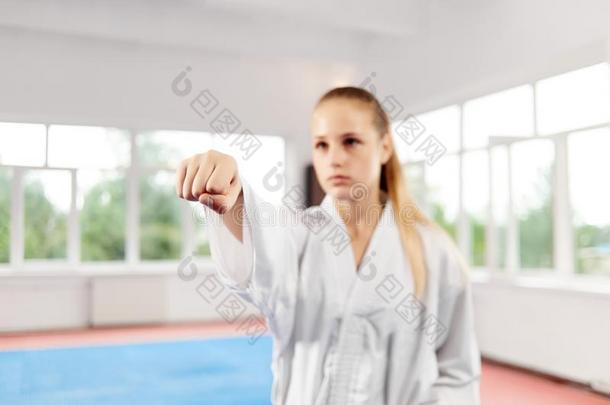 关关于女人拳投掷运动用拳猛击反对大的窗在战斗英语字母表的第3个字母