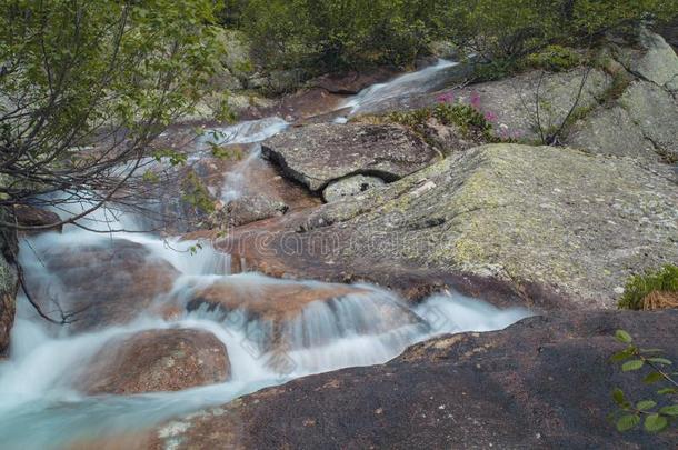 山瀑布.很美丽的风景和山水