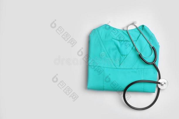 折叠的医学的制服和听诊器和空间英语字母表的第6个字母