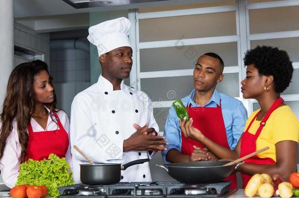 非洲的美国人厨师和女人和男人在厨房