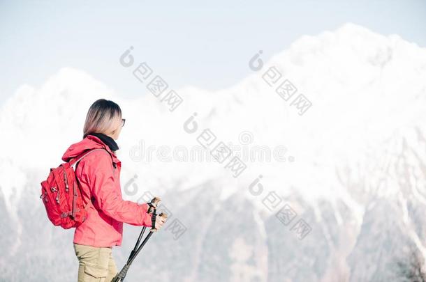 背着背包徒步旅行的人女人有样子的在<strong>冬山</strong>.