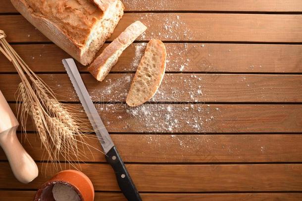 新近使一条面包关于面包将切开向木制的表顶
