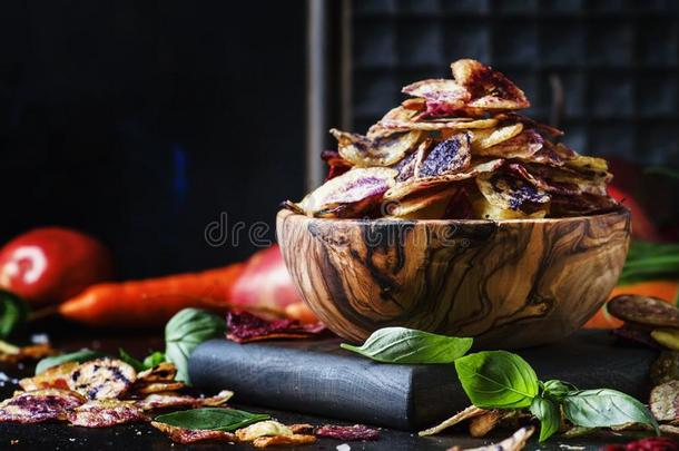 炸马铃薯条从紫色的和红色的马铃薯采用木制的碗向背景
