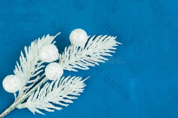 白色的<strong>发出</strong>光圣诞节冷杉树装饰向蓝色巴克斯特