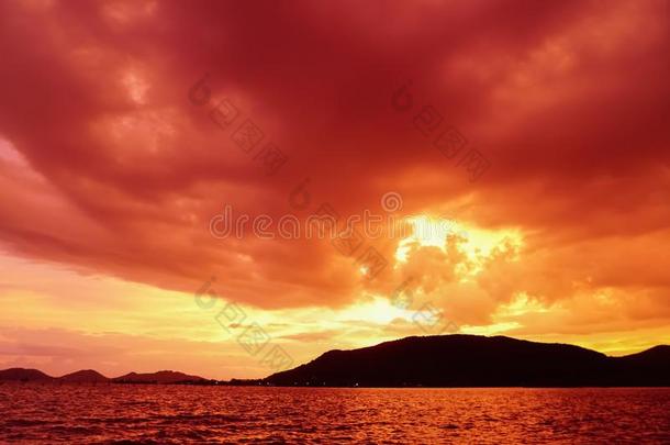 品红颜色关于日落黎明天和云背景.