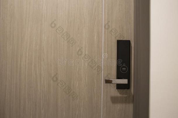 现代的电子的门锁和手感向木制的门